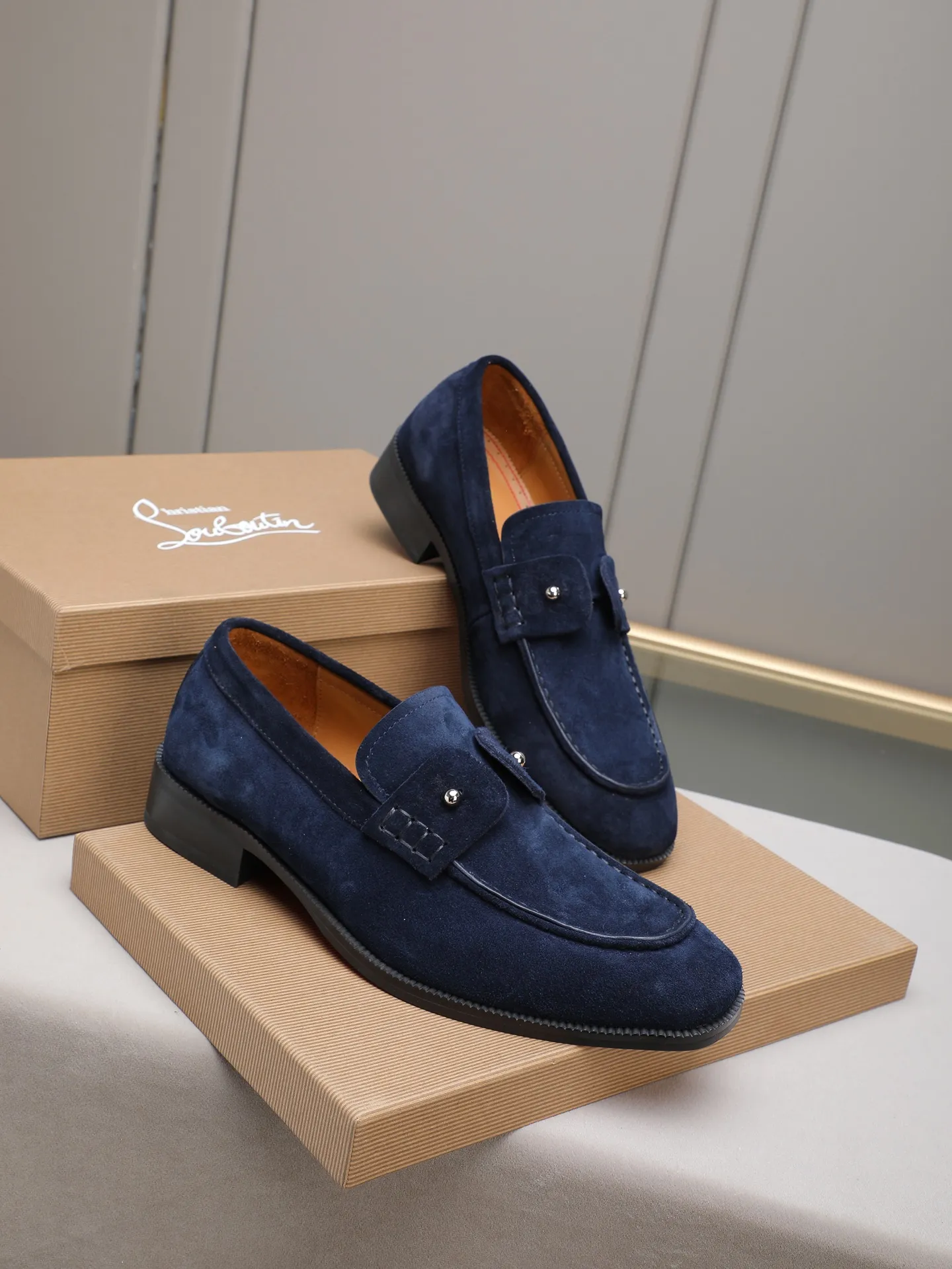 PP580 CL New formal dress shoes Christia* Loubouti* red-soled shoes GREGGO men's Oxford shoes Official price Made of imported high-mercerized suede, glossy small square tip design, iconic red outsole, extremely personalized shoe style, original color cowhide lining, original Italian leather outsole; fine workmanship, bringing you a luxurious experience. Clean silhouette and straightforward, GREGGO men's Oxford shoes It is an Oxford shoe type born for city roaming. Standard leather shoe size: 38～44# (45🉑️customized)